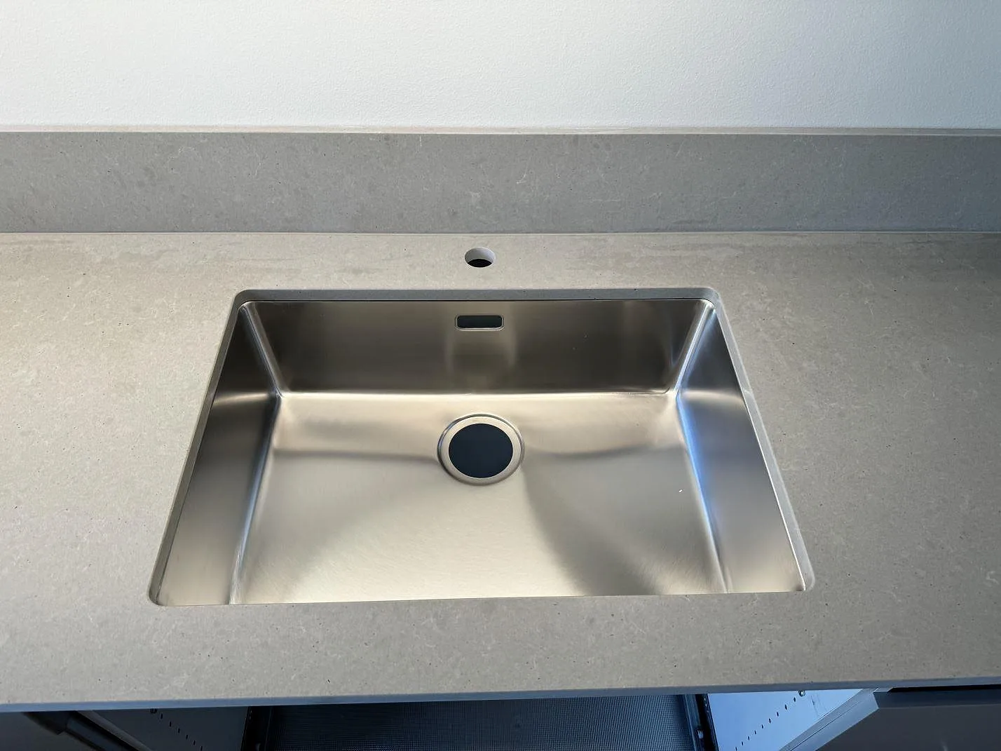 Køkkenbordplade i Technistone Noble Concrete Grey, Göteborg – billede 3