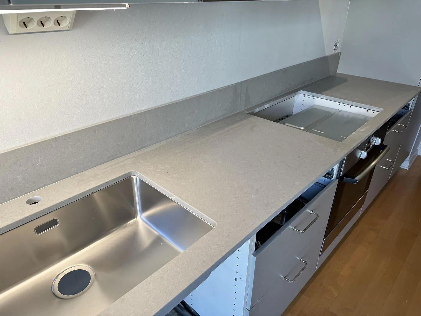 Køkkenbordplade i Technistone Noble Concrete Grey, Göteborg – billede 2