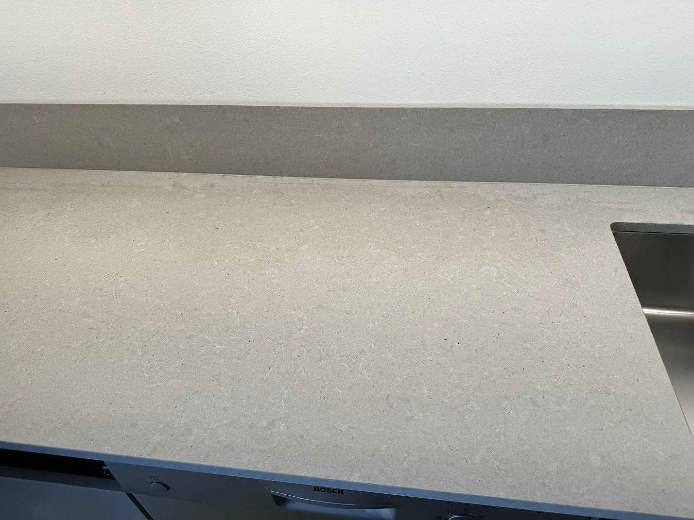 Køkkenbordplade i Technistone Noble Concrete Grey, Göteborg – billede 6