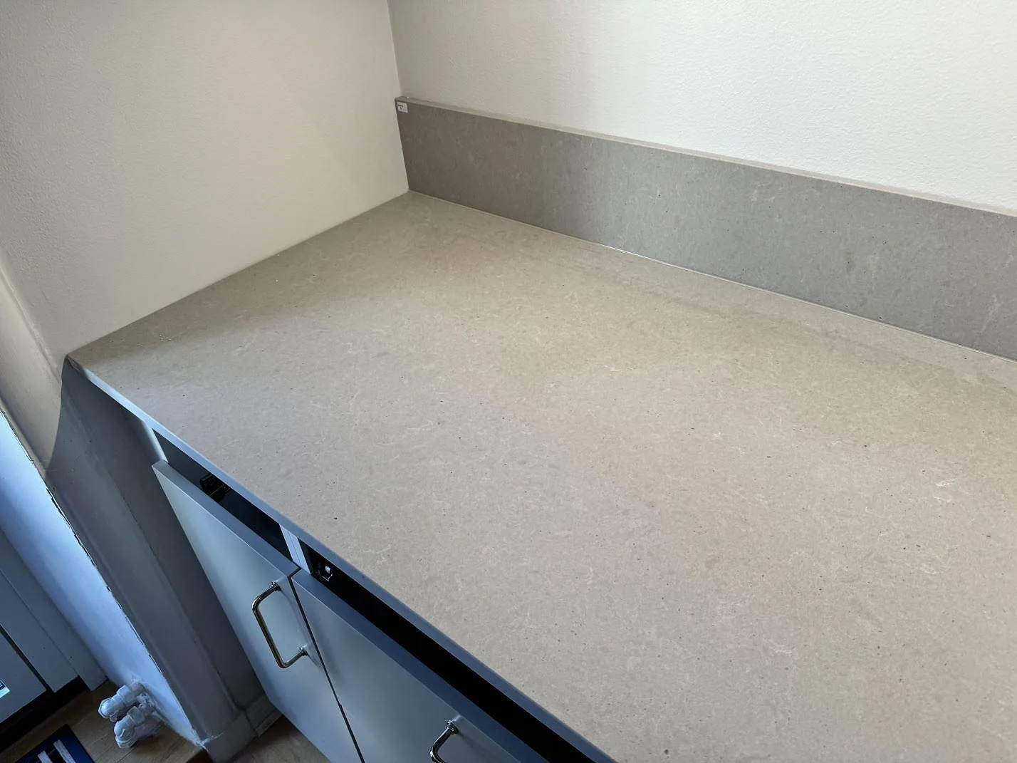 Køkkenbordplade i Technistone Noble Concrete Grey, Göteborg – billede 7