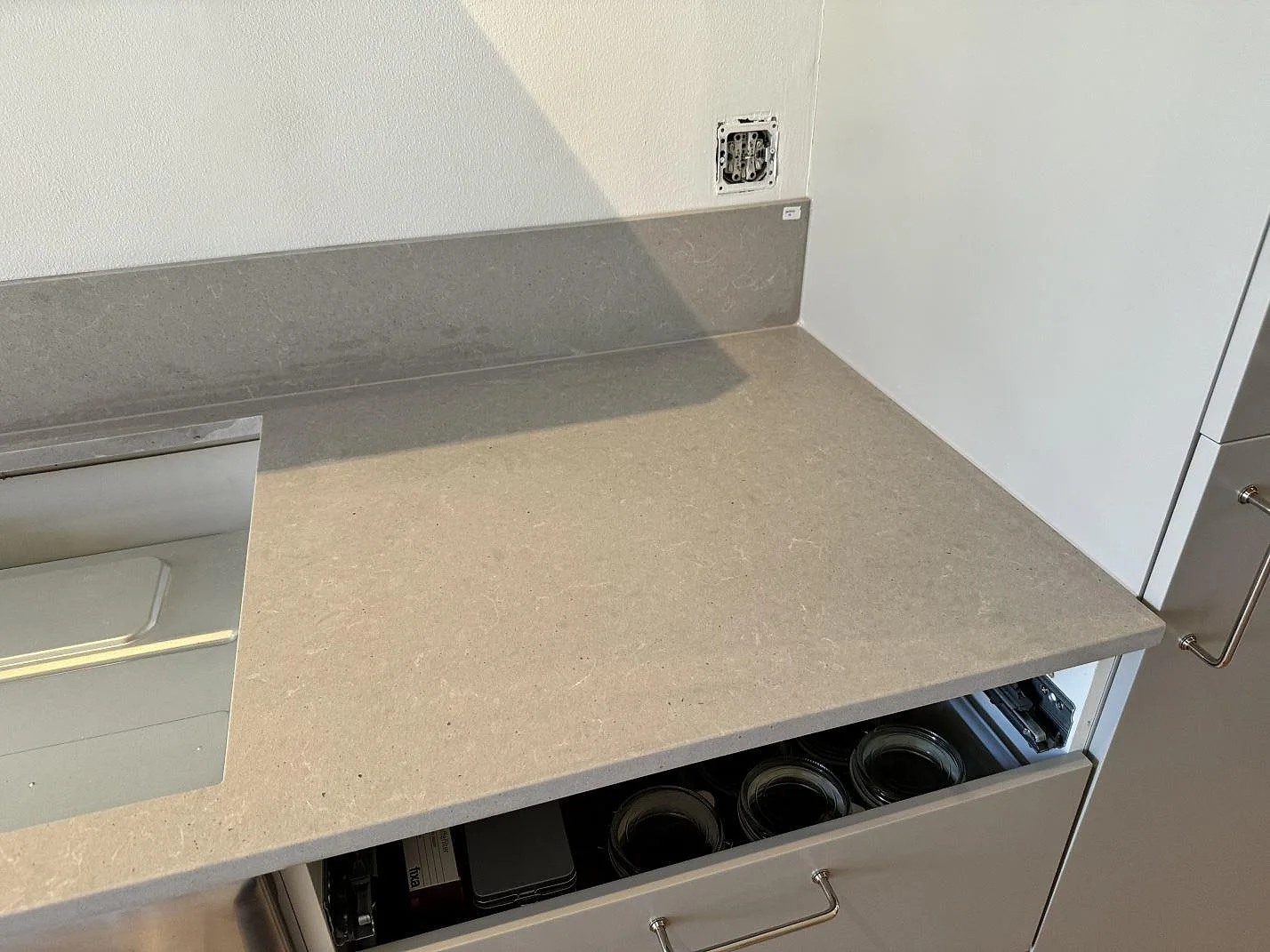 Køkkenbordplade i Technistone Noble Concrete Grey, Göteborg – billede 5