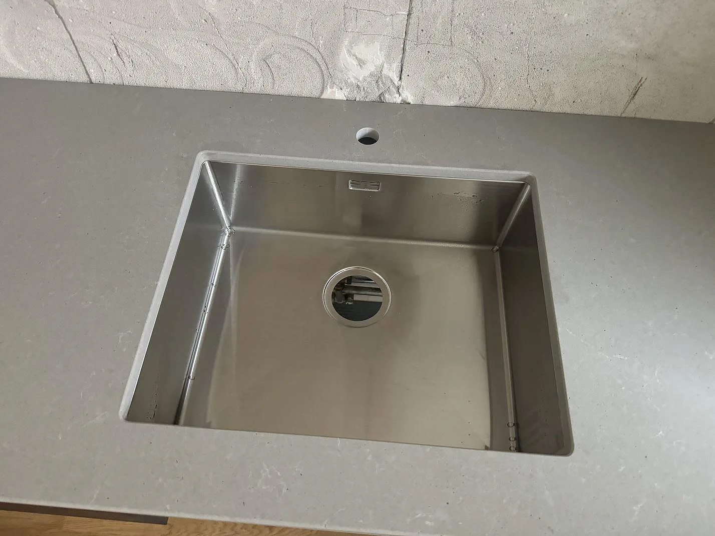 Køkkenbordplade i Technistone Noble Concrete Grey, Göteborg – billede 4