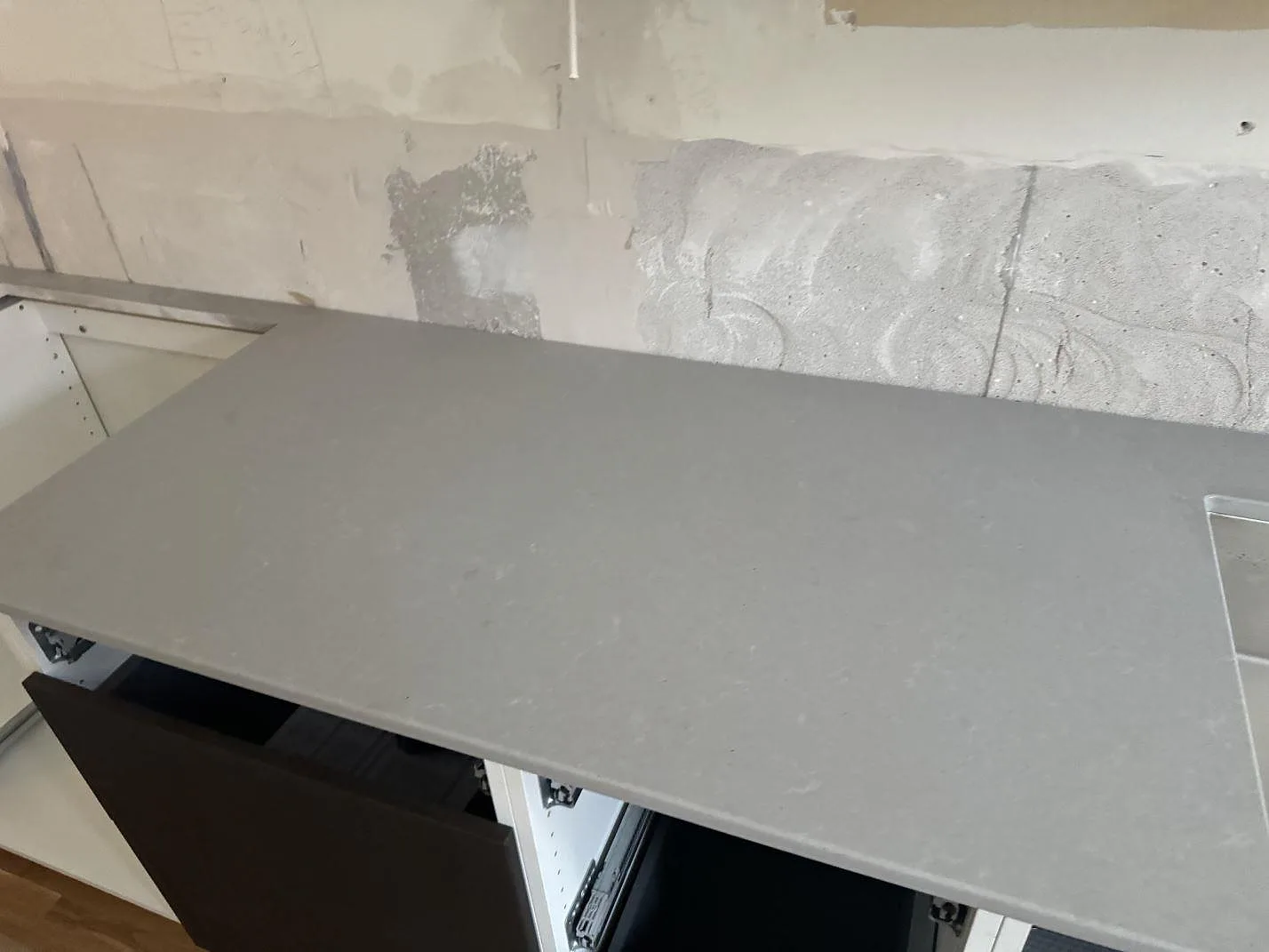 Køkkenbordplade i Technistone Noble Concrete Grey, Göteborg – billede 6