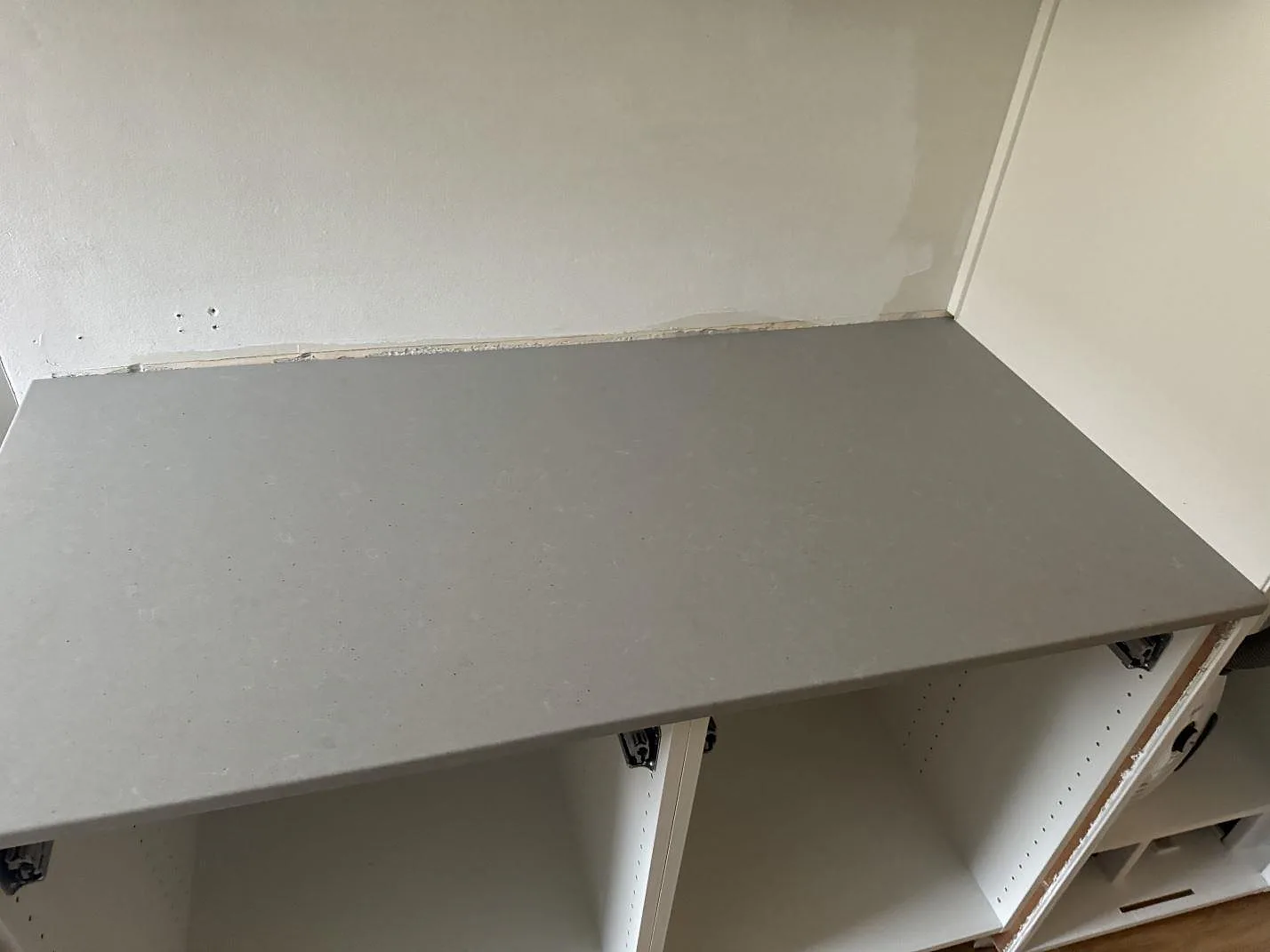 Køkkenbordplade i Technistone Noble Concrete Grey, Göteborg – billede 8