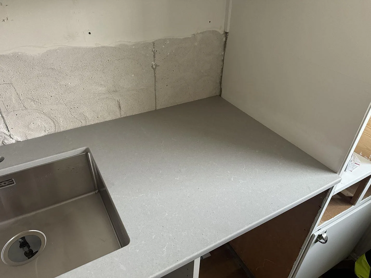 Køkkenbordplade i Technistone Noble Concrete Grey, Göteborg – billede 3