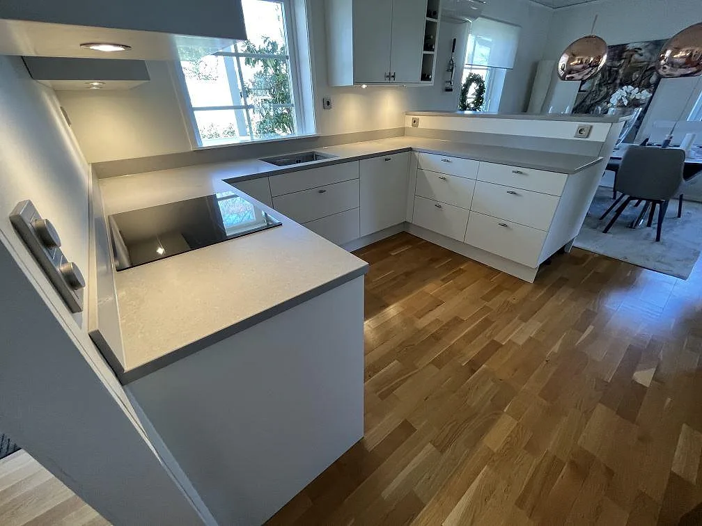 Køkkenbordplade i Technistone Noble Concrete Grey, Handen – billede 2