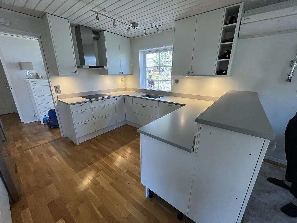 Gennemført projekt: Køkkenbordplade i Technistone Noble Concrete Grey, Handen.