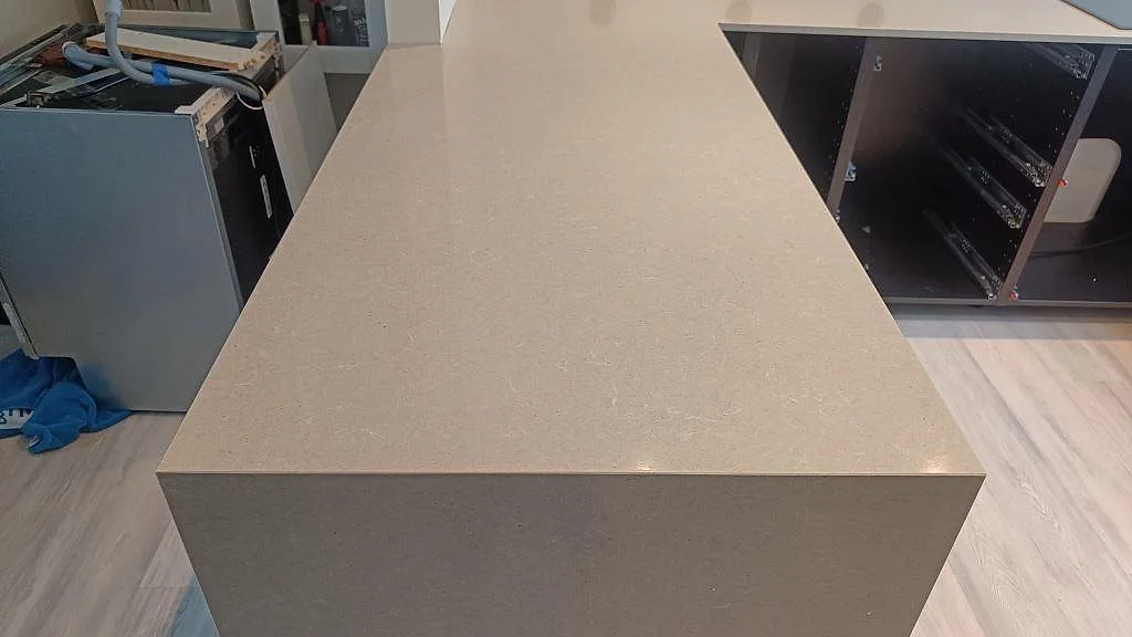 Køkkenbordplade i Technistone Noble Concrete Grey, Höllviken – billede 3