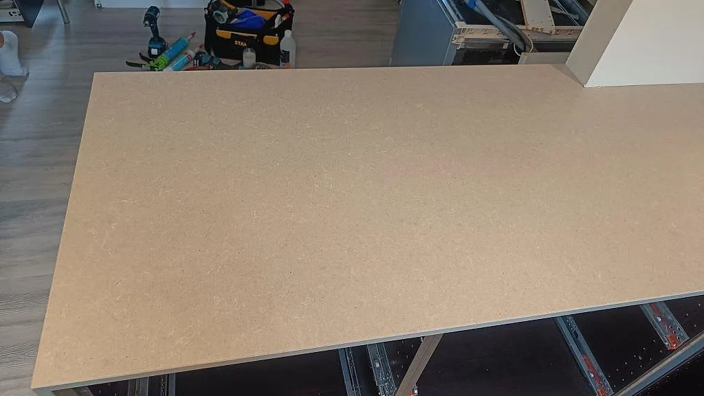 Køkkenbordplade i Technistone Noble Concrete Grey, Höllviken – billede 4