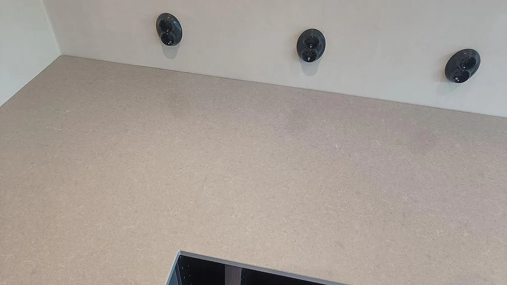 Køkkenbordplade i Technistone Noble Concrete Grey, Höllviken – billede 6