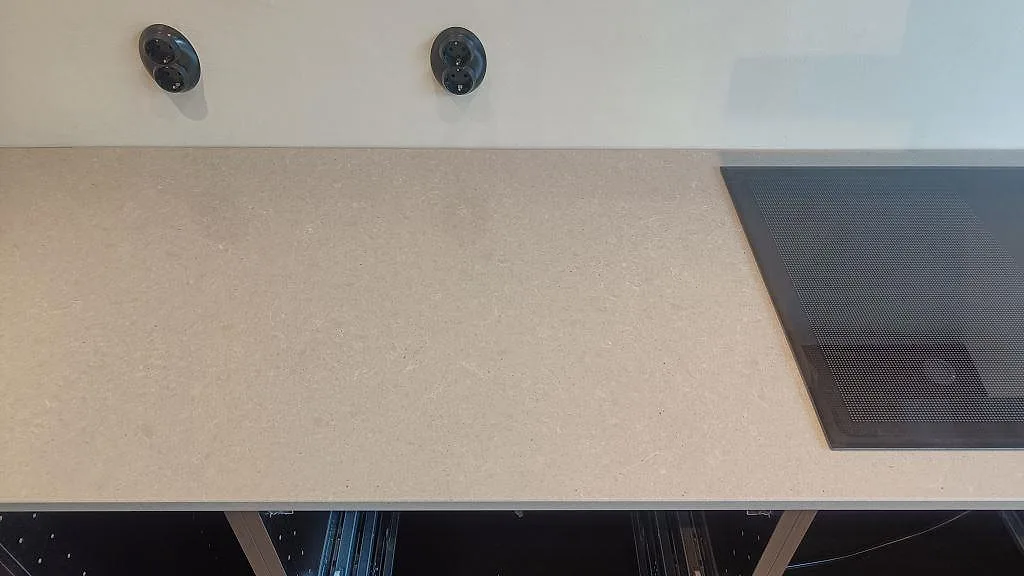 Køkkenbordplade i Technistone Noble Concrete Grey, Höllviken – billede 7