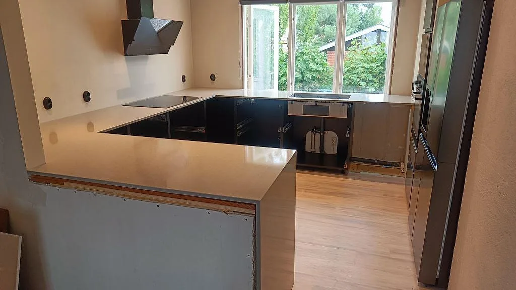 Køkkenbordplade i Technistone Noble Concrete Grey, Höllviken