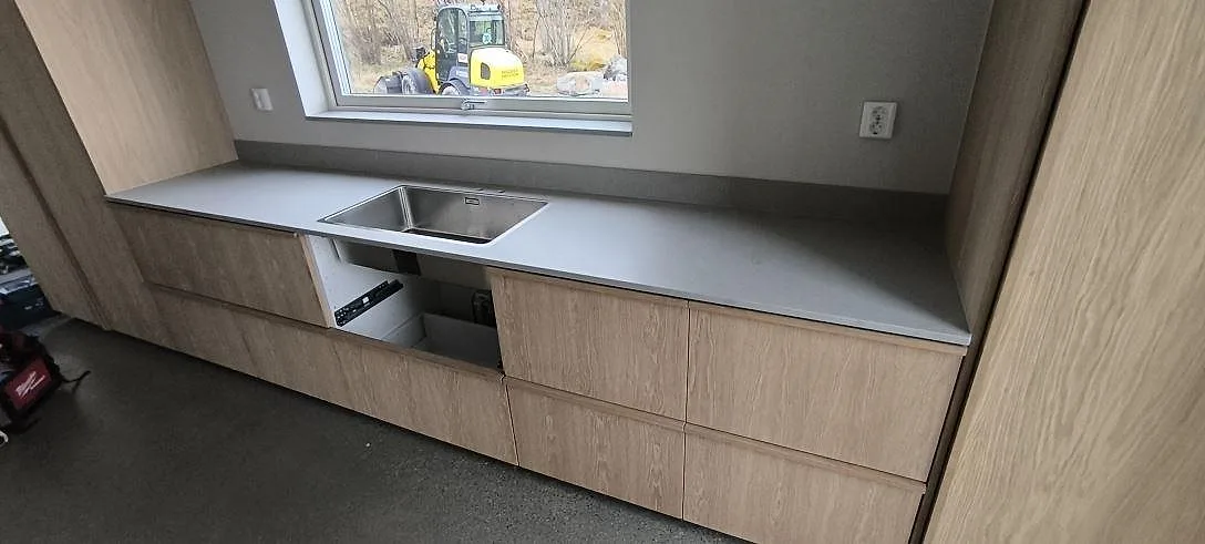 Køkkenbordplade i Technistone Noble Concrete Grey, Ingarö – billede 2