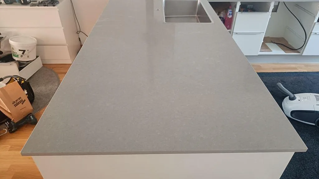 Køkkenbordplade i Technistone Noble Concrete Grey, Jönköping – billede 2
