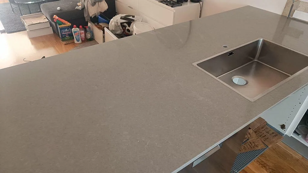 Køkkenbordplade i Technistone Noble Concrete Grey, Jönköping – billede 3