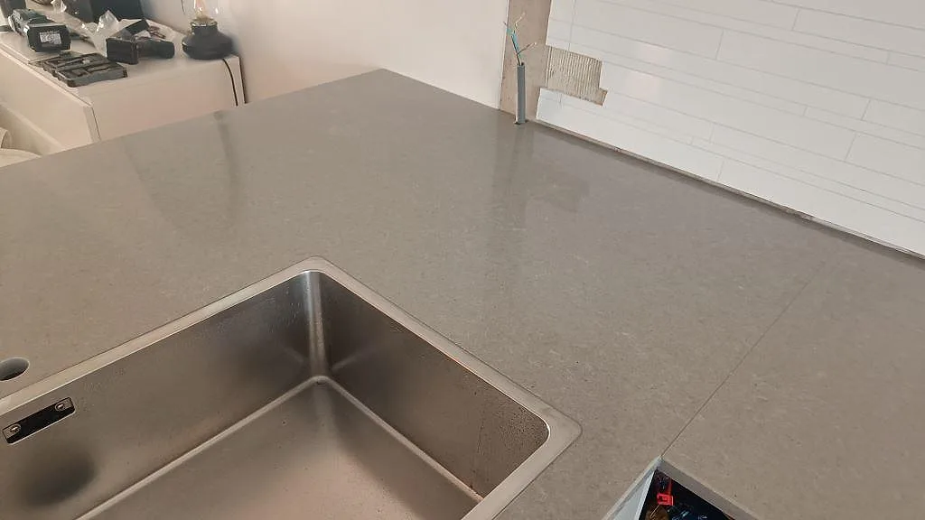 Køkkenbordplade i Technistone Noble Concrete Grey, Jönköping – billede 5