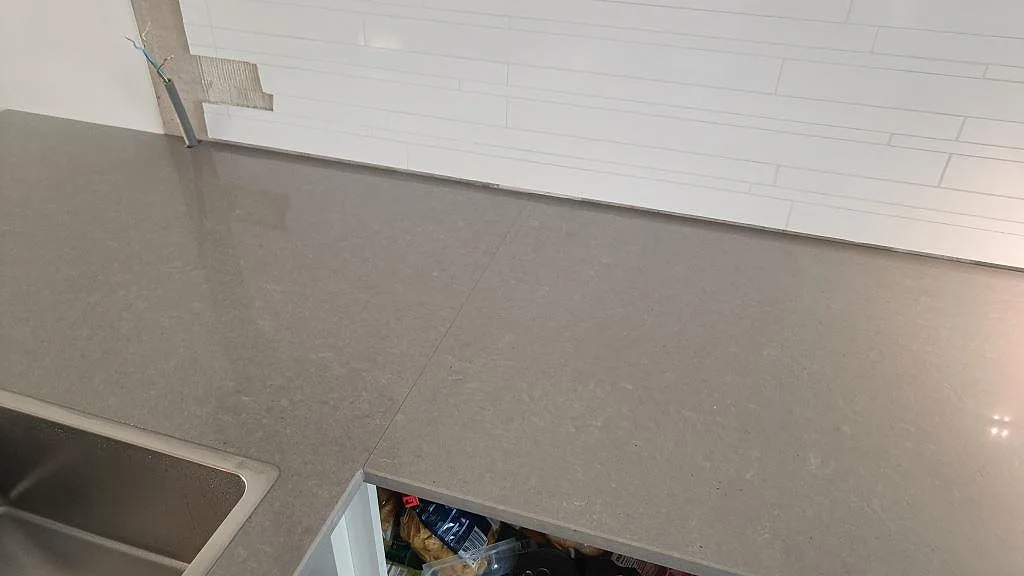 Køkkenbordplade i Technistone Noble Concrete Grey, Jönköping – billede 6
