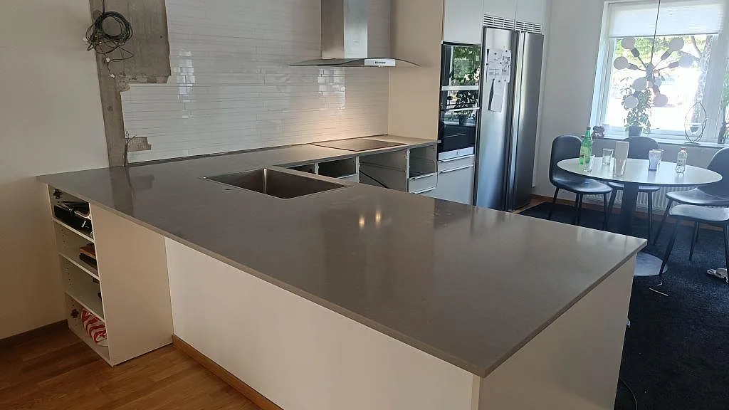 Køkkenbordplade i Technistone Noble Concrete Grey, Jönköping