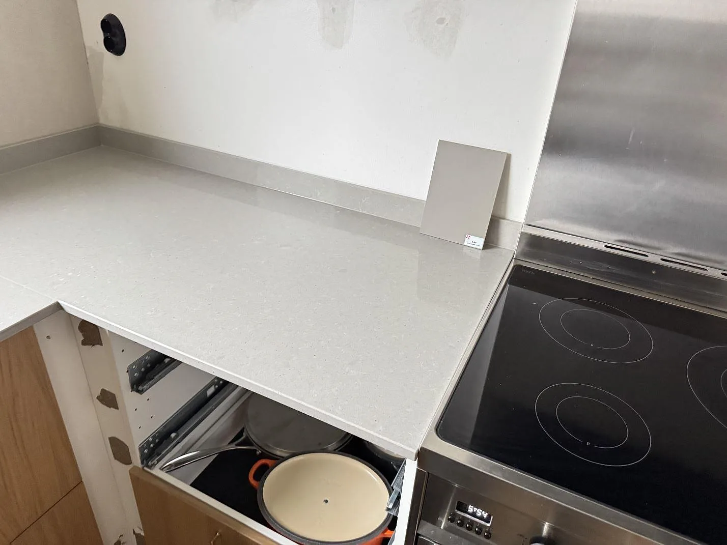 Køkkenbordplade i Technistone Noble Concrete Grey, Jönköping – billede 3