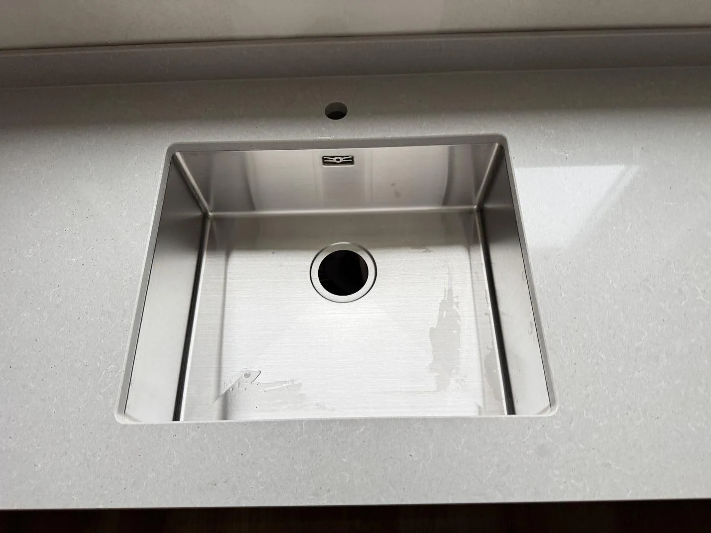 Køkkenbordplade i Technistone Noble Concrete Grey, Jönköping – billede 5