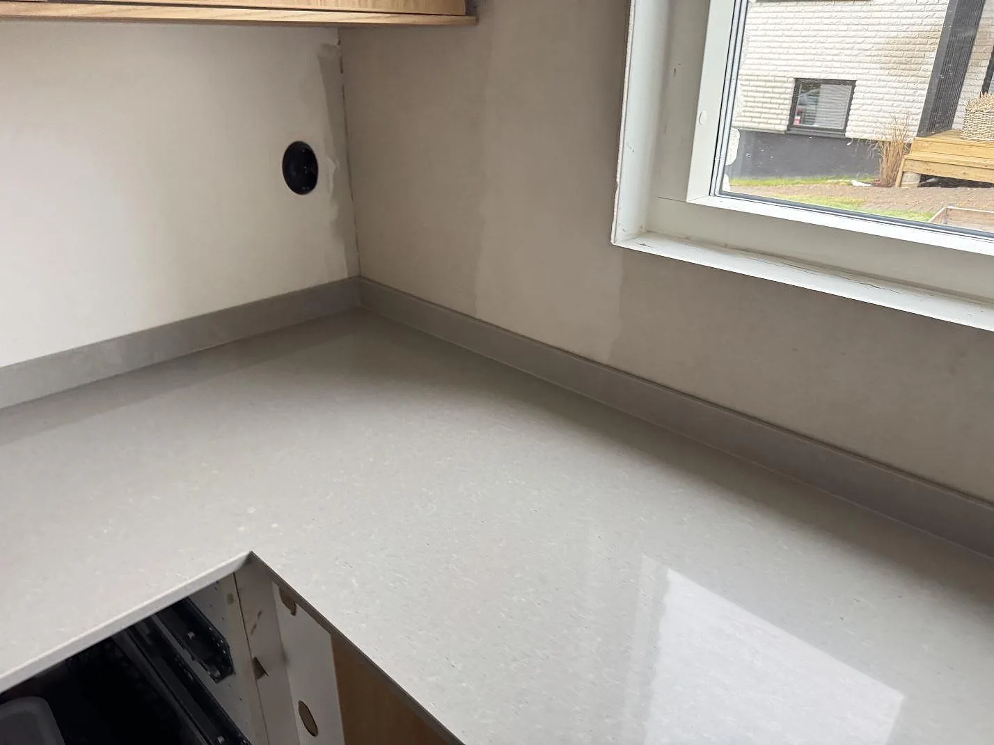 Køkkenbordplade i Technistone Noble Concrete Grey, Jönköping – billede 6