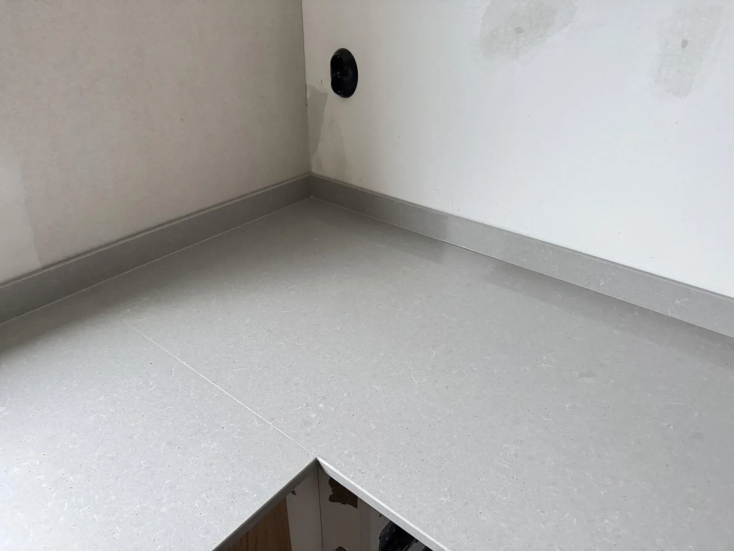 Køkkenbordplade i Technistone Noble Concrete Grey, Jönköping – billede 2
