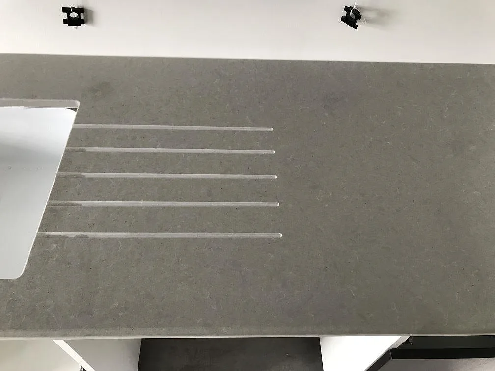 Køkkenbordplade i Technistone Noble Concrete Grey, Kågeröd – billede 2