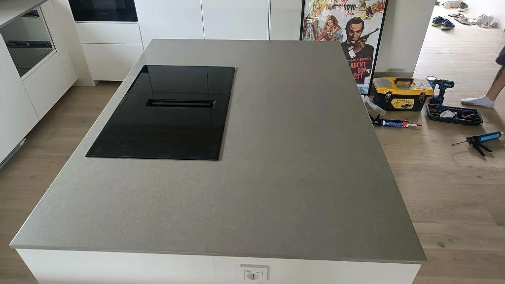 Køkkenbordplade i Technistone Noble Concrete Grey, Kristianstad – billede 3