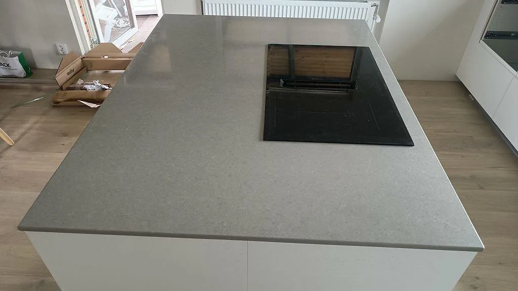 Køkkenbordplade i Technistone Noble Concrete Grey, Kristianstad – billede 2