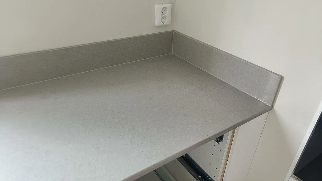 Køkkenbordplade i Technistone Noble Concrete Grey, Kristianstad – billede 5