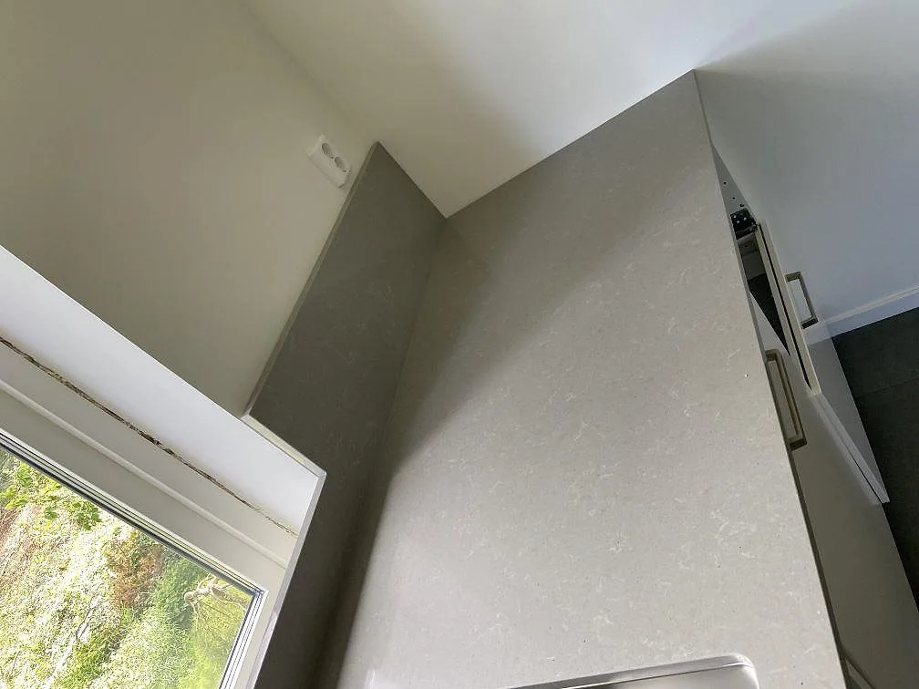 Køkkenbordplade i Technistone Noble Concrete Grey, Kristianstad – billede 6