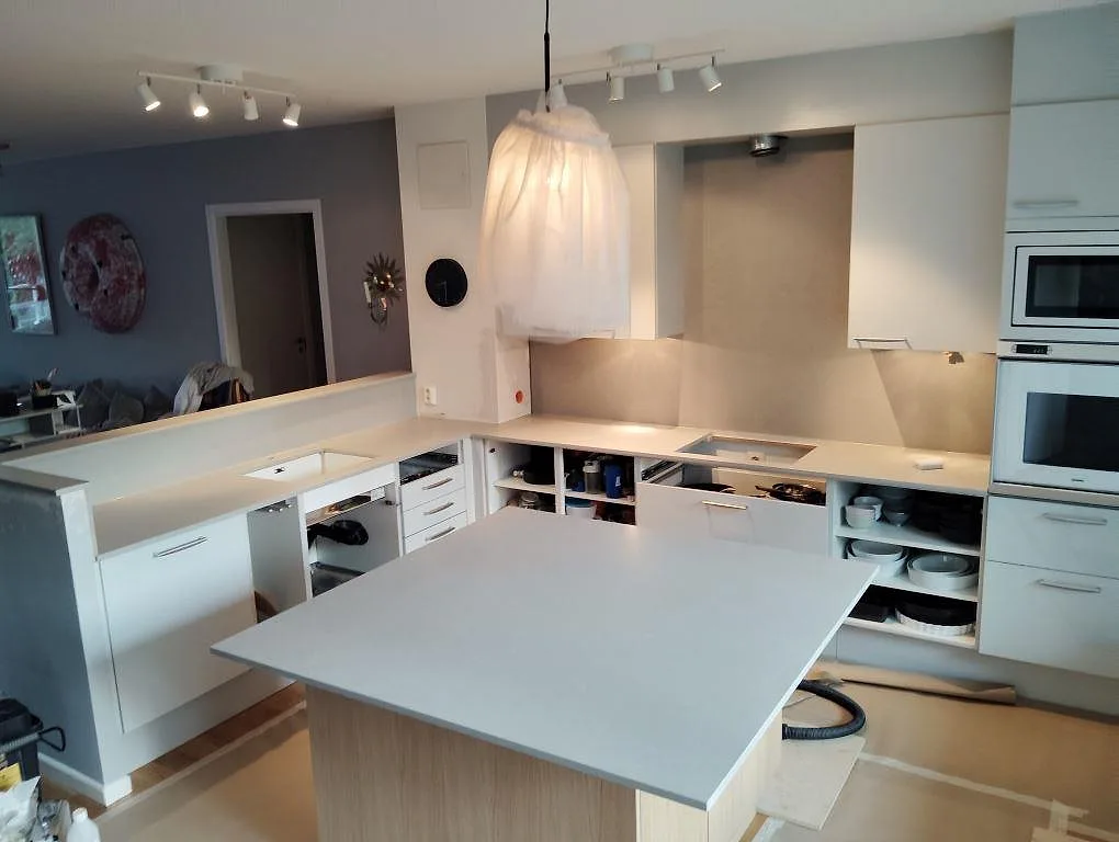Gennemført projekt: Køkkenbordplade i Technistone Noble Concrete Grey, Lidingö.