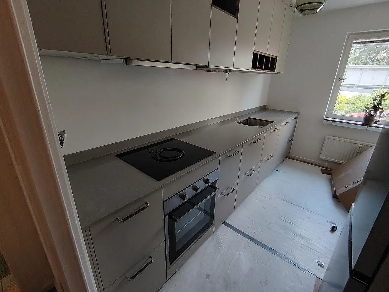 Gennemført projekt: Køkkenbordplade i Technistone Noble Concrete Grey, Lidingö.