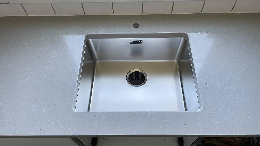 Køkkenbordplade i Technistone Noble Concrete Grey, Limhamn – billede 2