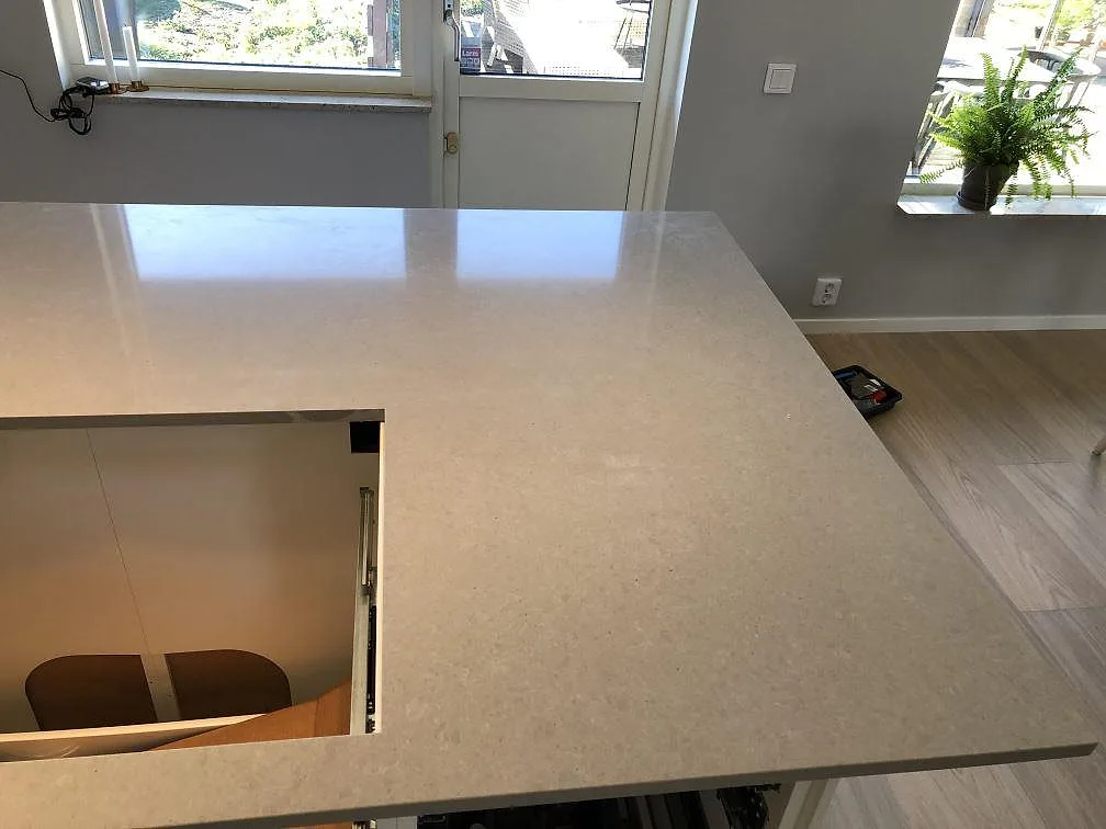 Køkkenbordplade i Technistone Noble Concrete Grey, Lomma – billede 2