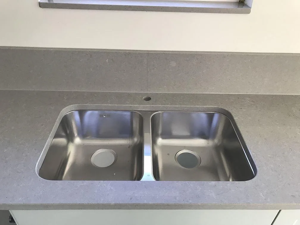 Køkkenbordplade i Technistone Noble Concrete Grey, Lund – billede 4