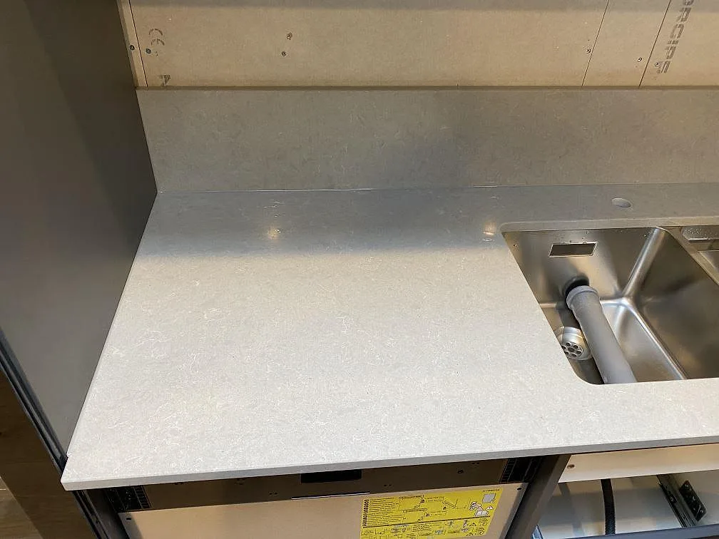 Køkkenbordplade i Technistone Noble Concrete Grey, Lund – billede 4