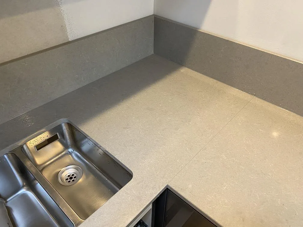 Køkkenbordplade i Technistone Noble Concrete Grey, Lund – billede 8