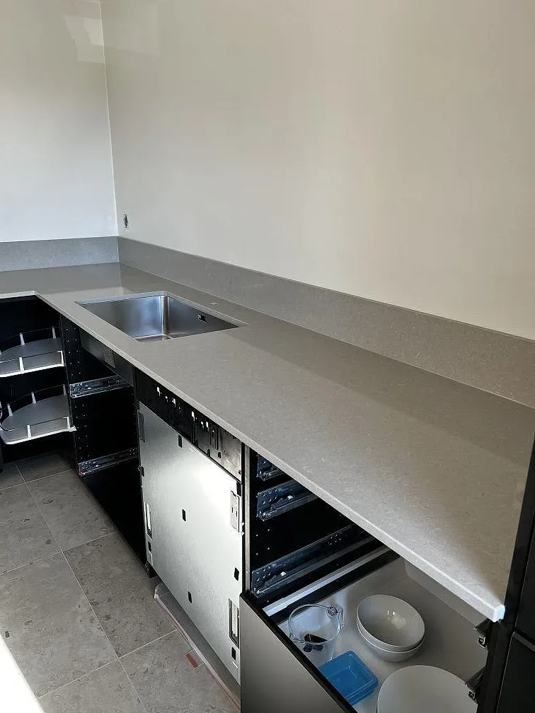 Køkkenbordplade i Technistone Noble Concrete Grey, Lund – billede 4