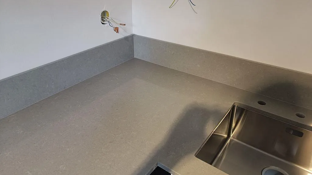 Køkkenbordplade i Technistone Noble Concrete Grey, Malmö – billede 4