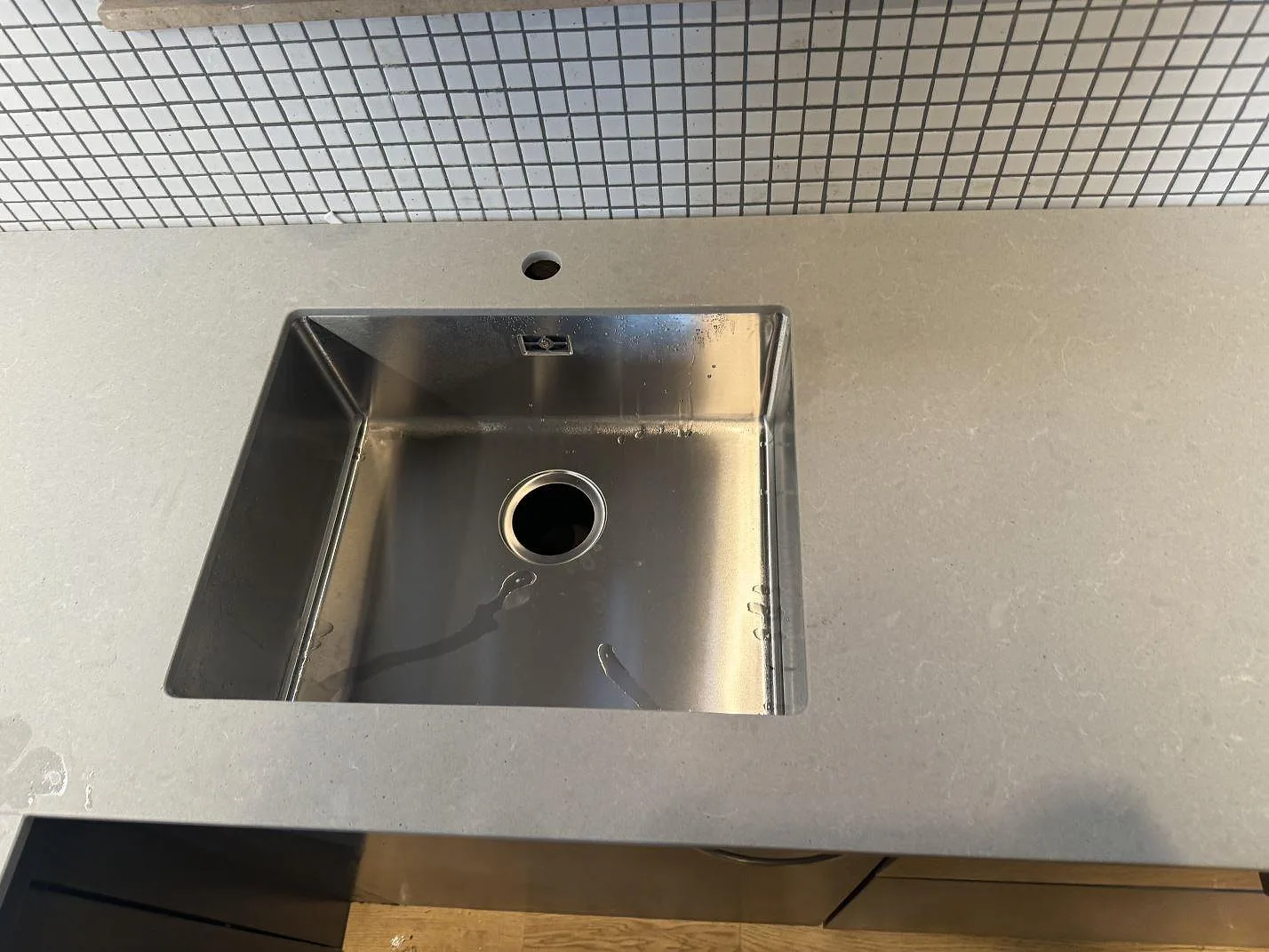 Køkkenbordplade i Technistone Noble Concrete Grey, Malmö – billede 4