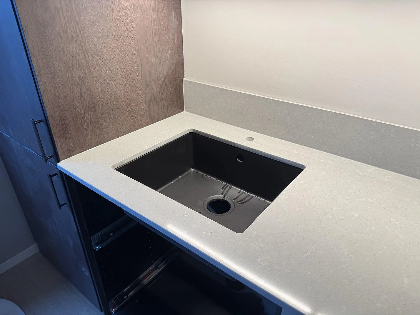 Køkkenbordplade i Technistone Noble Concrete Grey, Malmø – billede 4