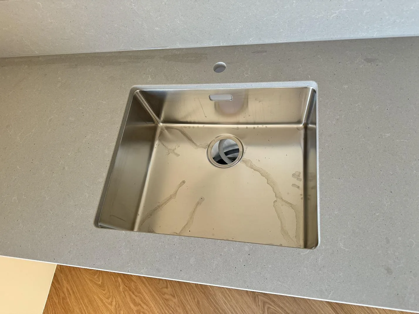 Køkkenbordplade i Technistone Noble Concrete Grey, Mölndal – billede 4