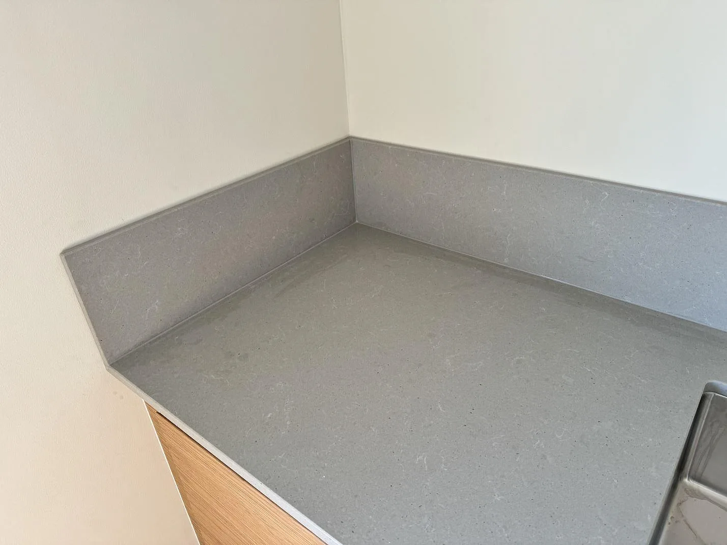 Køkkenbordplade i Technistone Noble Concrete Grey, Mölndal – billede 6