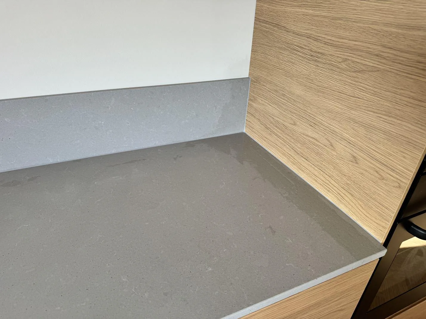Køkkenbordplade i Technistone Noble Concrete Grey, Mölndal – billede 7