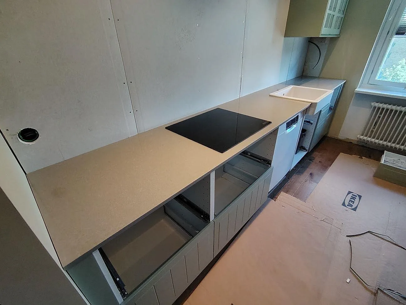 Gennemført projekt: Køkkenbordplade i Technistone Noble Concrete Grey, Nyköping.