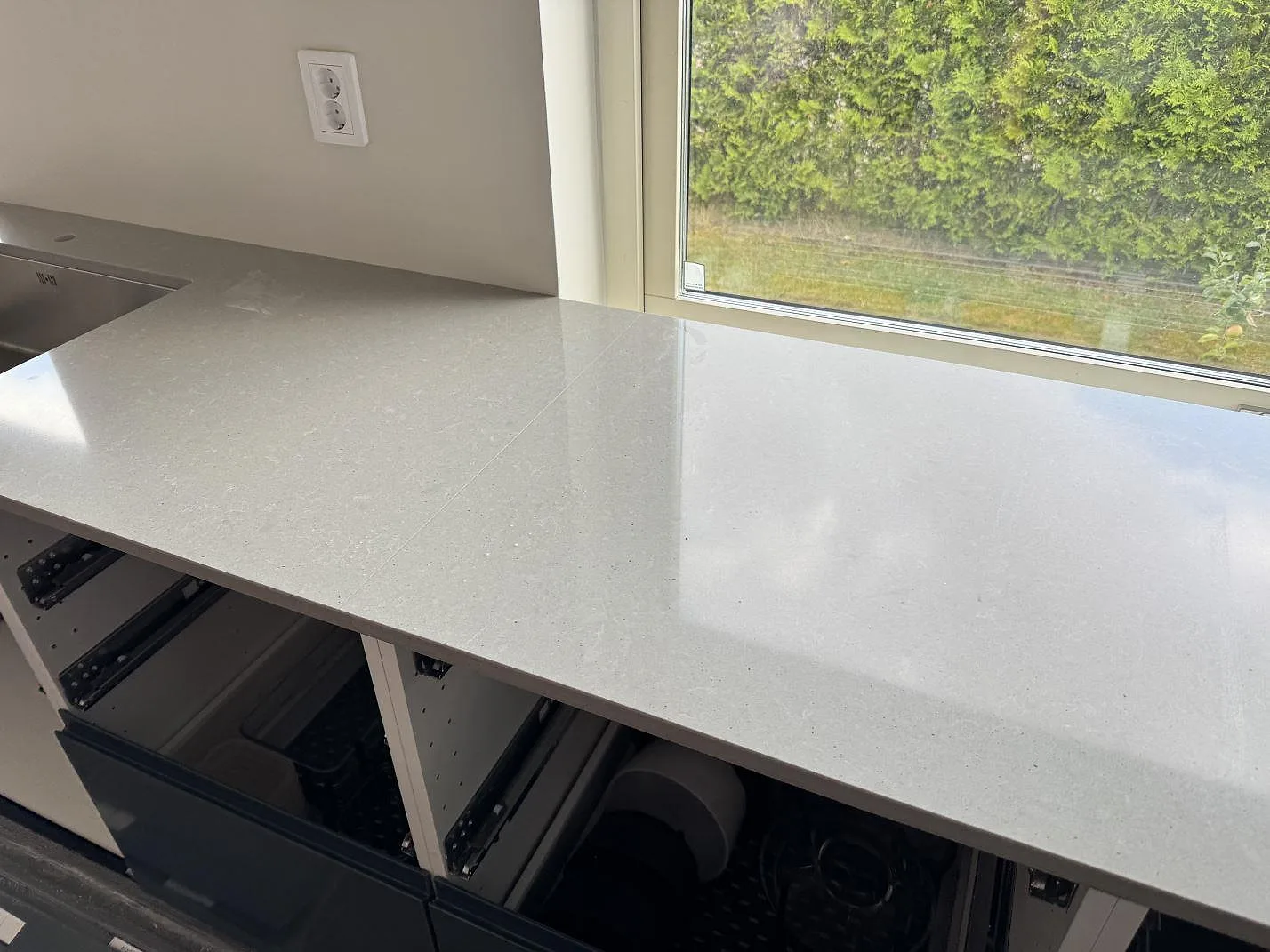 Køkkenbordplade i Technistone Noble Concrete Grey, Svalöv – billede 4