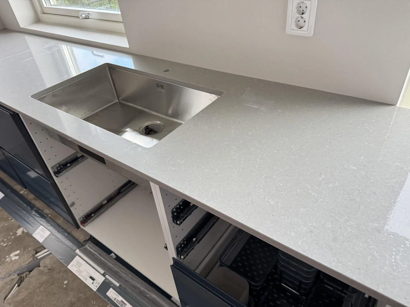 Køkkenbordplade i Technistone Noble Concrete Grey, Svalöv – billede 2
