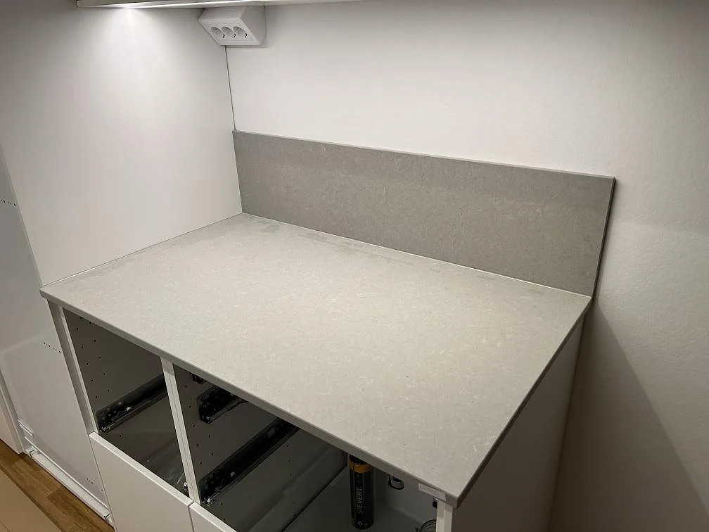 Køkkenbordplade i Technistone Noble Concrete Grey, Täby – billede 3