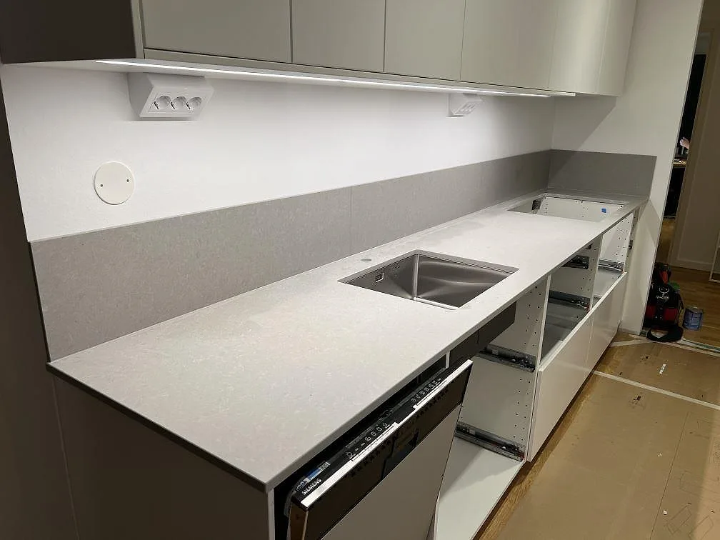 Køkkenbordplade i Technistone Noble Concrete Grey, Täby – billede 2